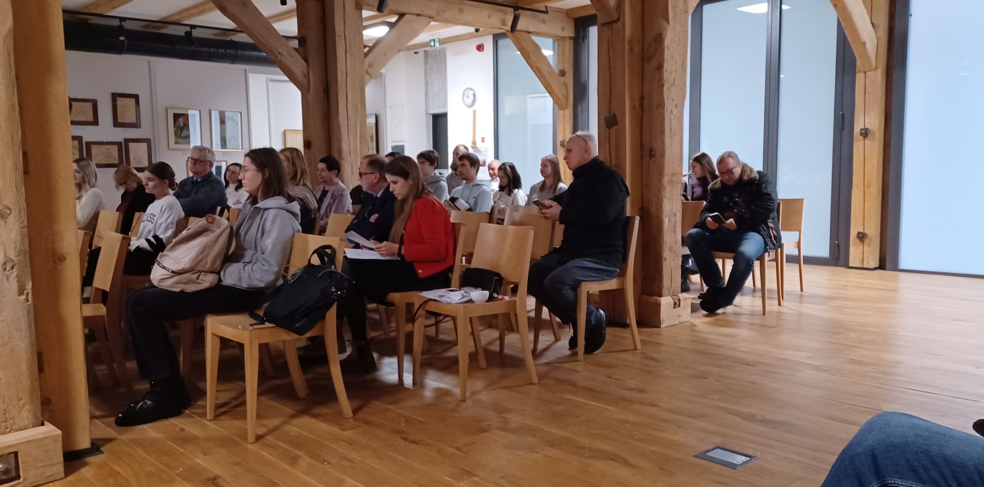 Studenci II r. TiR 6 XII 2023 na konf.3.jpg