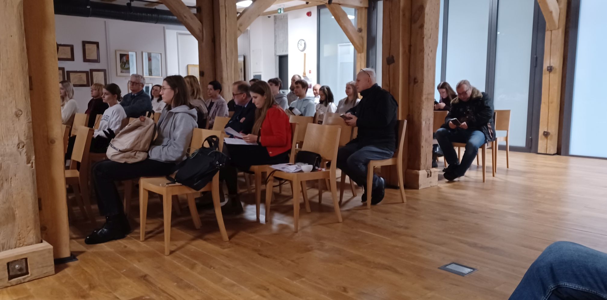 Studenci II r. TiR 6 XII 2023 na konf.1.jpg